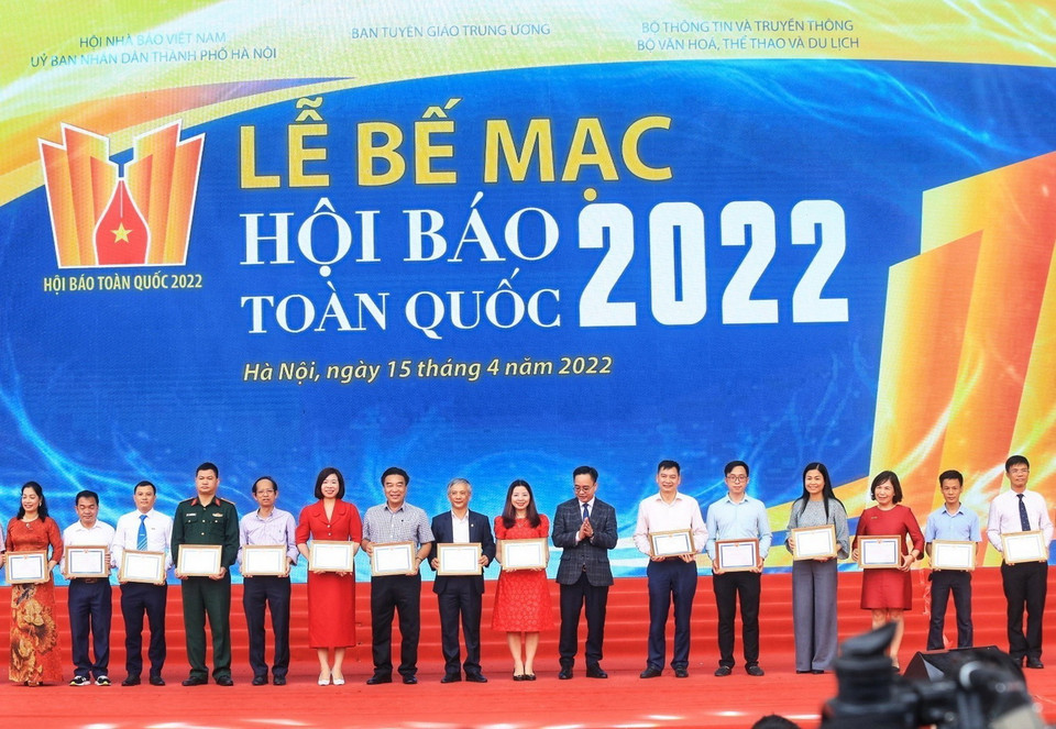  Các đơn vị nhận giải Khuyến khích các hạng mục: Bìa báo Tết ấn tượng, Giao diện Báo Điện tử ấn tượng... (Ảnh: Tuấn Đức/TTXVN)