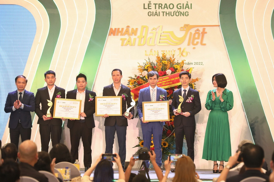  Ông Phạm Tất Thắng và bà Phùng Nguyễn Hải Yến, Phó Tổng Giám đốc Ngân hàng TMCP Ngoại thương Việt Nam Vietcombank, trao giải cho các nhóm tác giả đạt giải Ba. (Ảnh: Minh Quyết/TTXVN)