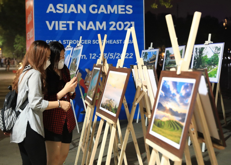  Người dân tham quan triển lãm. (Ảnh: Hoàng Hiếu/TTXVN)