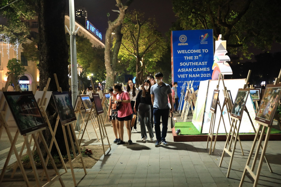 Tại khu vực đường Đinh Tiên Hoàng, triển lãm ảnh giới thiệu tới người dân Hà Nội và du khách các danh lam, thắng cảnh của thủ đô và 6 tỉnh Việt Bắc. (Ảnh: Hoàng Hiếu/TTXVN)