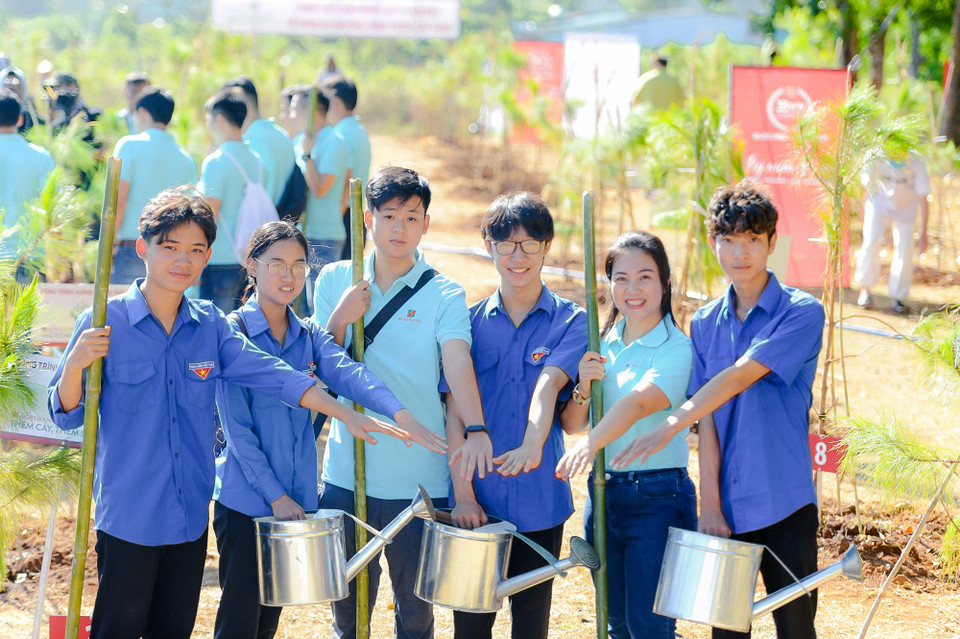 Các đoàn viên thanh niên của nhiều trường trung học phổ thông trên địa bàn tham gia trồng cây, chăm sóc lâu dài. (Ảnh: Hoàng Đạt/Vietnam+)