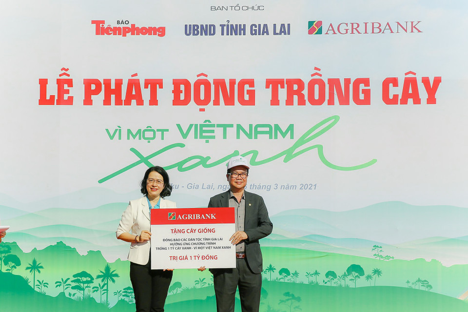 Đại diện ngân hàng Agribank trao biển biểu trưng số tiền hỗ trợ tỉnh Gia Lai trồng cây xanh. (Ảnh: Lâm Phan/Vietnam+)