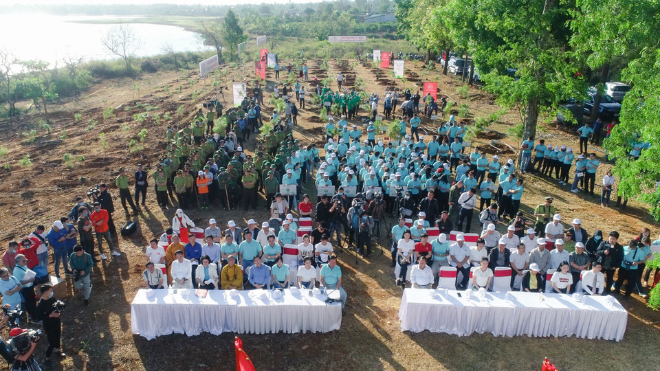 Dự lễ phát động trồng cây, có: ông Châu Ngọc Tuấn - Phó Bí thư thường trực Tỉnh ủy, Chủ tịch HĐND tỉnh Gia Lai; ông Võ Ngọc Thành - Phó Bí thư Tỉnh ủy, Chủ tịch UBND tỉnh Gia Lai; ông Trần Ngọc Nhung - Giám đốc Sở Văn hóa Thể thao và Du lịch tỉnh Gia Lai; nhà báo Lê Xuân Sơn - Tổng Biên tập báo Tiền Phong cùng đại diện các đơn vị đồng hành, tài trợ, Hoa hậu, Á hậu và các người đẹp cuộc thi Hoa hậu Việt Nam và đông đảo vận động viên tham dự Giải Tiền Phong Marathon. (Ảnh: Lâm Phan/Vietnam+)