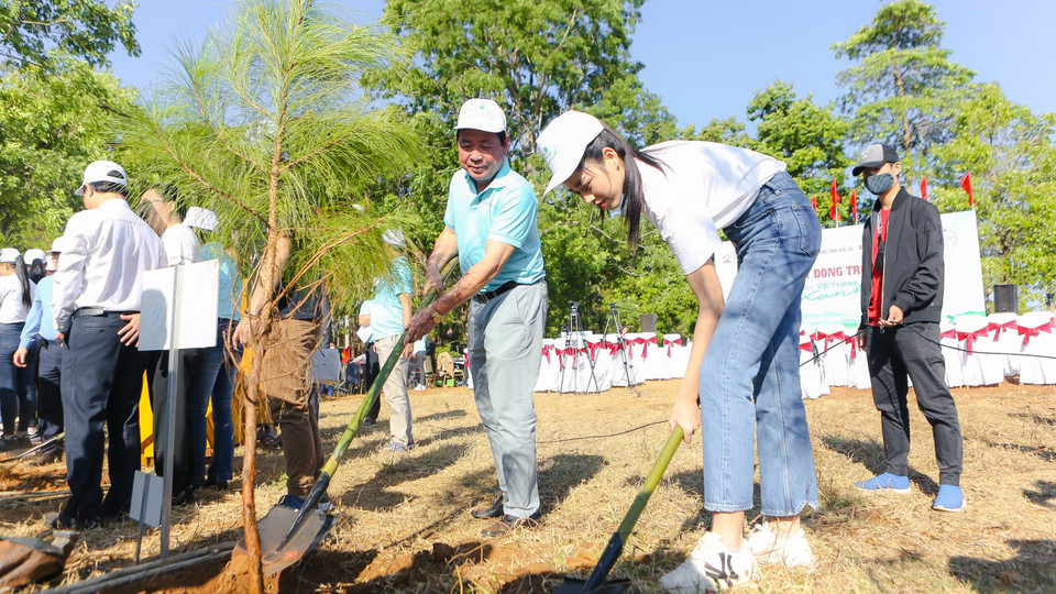 Các đại biểu trồng cây sau lễ phát động. (Ảnh: Lâm Phan/Vietnam+)