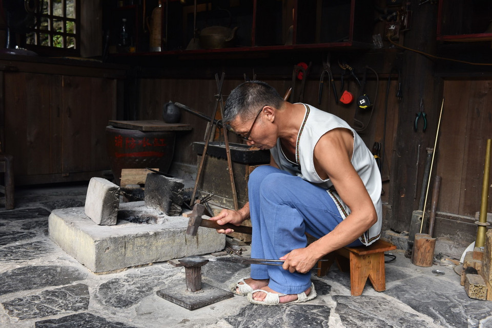 Người Thổ Gia vẫn duy trì các phương thức sản xuất thủ công truyền thống như dệt vải, ép dầu, làm gốm, làm mộc hay rèn sắt… (Ảnh: Thành Dương/TTXVN)