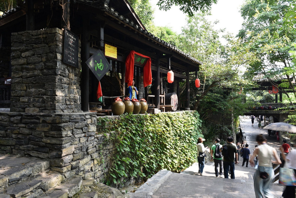 Người Thổ Gia vẫn duy trì các phương thức sản xuất thủ công truyền thống như dệt vải, ép dầu, làm gốm, làm mộc hay rèn sắt… (Ảnh: Thành Dương/TTXVN)