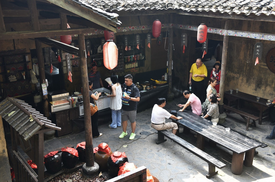 Một quán ăn của người Thổ Giao tại Ba Vương trại. (Ảnh: Thành Dương/TTXVN)