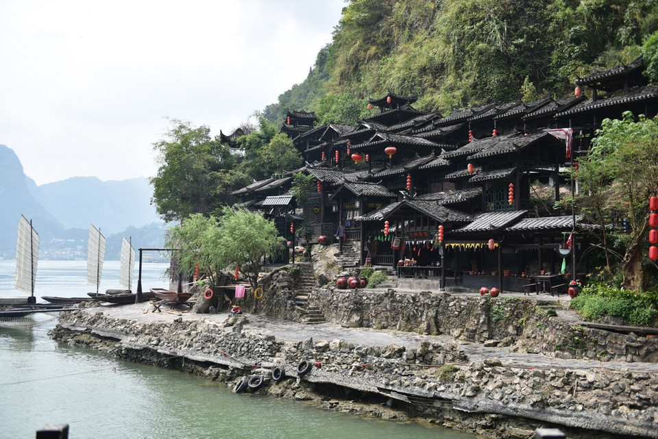 Nằm ở khoảng giữa Đập Tam Hiệp và đập Cát Châu (thuộc thành phố Nghi Xương, tỉnh Hồ Bắc, miền Trung Trung Quốc), “Tam Hiệp nhân gia” là khu thắng cảnh 5A cấp quốc gia của Trung Quốc. Trong ảnh: Bến thuyền của Ba Vương trại bên dòng Trường Giang. (Ảnh: Thành Dương/TTXVN)