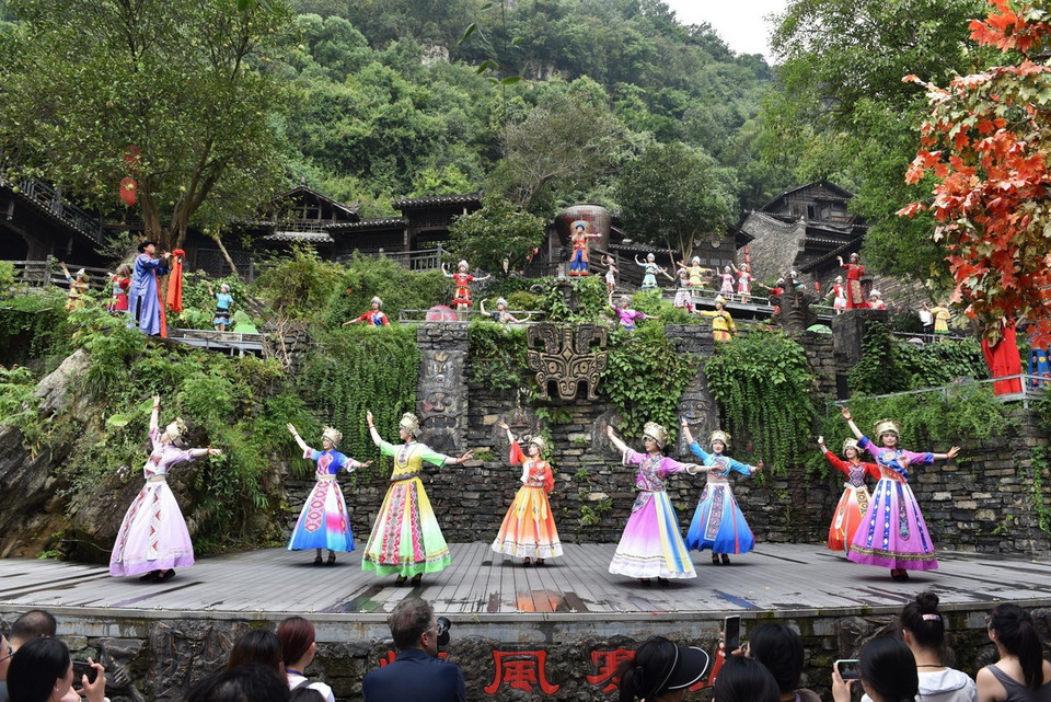 Nơi đây không chỉ nổi tiếng với cảnh quan thiên nhiên tuyệt sắc trên dòng Trường Giang, mà còn lưu giữ, tái tạo các giá trị kiến trúc và đời sống văn hóa đặc sắc của người Thổ Gia, một dân tộc thiểu số được cho là xuất hiện sớm nhất ở vùng đất này. (Ảnh: Thành Dương/TTXVN)