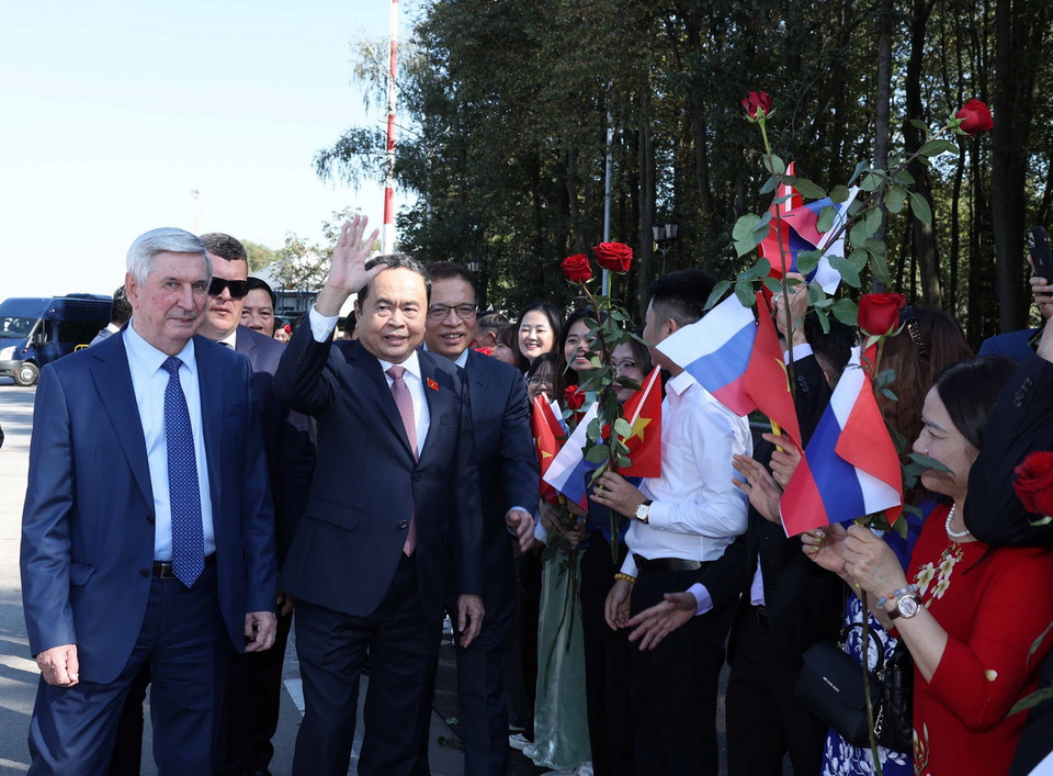 Cán bộ nhân viên Đại sứ quán, đại diện bà con kiều bào Việt Nam tại Liên bang Nga đón Chủ tịch Quốc hội Trần Thanh Mẫn tại sân bay Vnukovo, Thủ đô Moskva. (Ảnh: Thống Nhất/TTXVN)