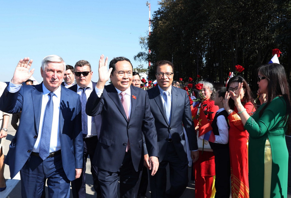 Cán bộ nhân viên Đại sứ quán, đại diện bà con kiều bào Việt Nam tại Liên bang Nga đón Chủ tịch Quốc hội Trần Thanh Mẫn tại sân bay Vnukovo, Thủ đô Moskva. (Ảnh: Thống Nhất/TTXVN)