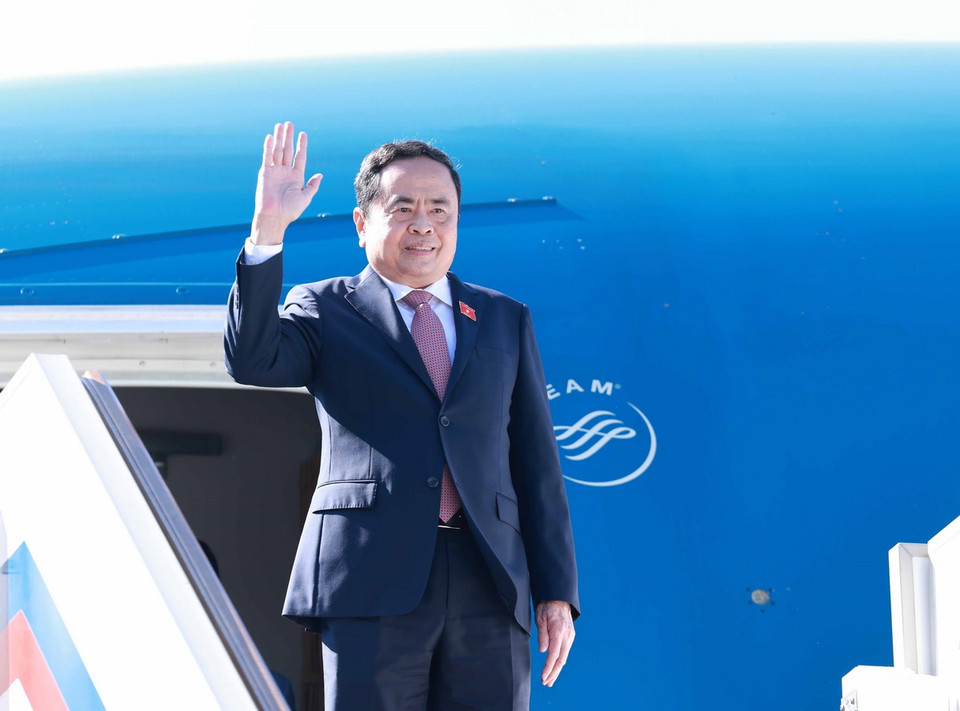 Chủ tịch Quốc hội Trần Thanh Mẫn đến Sân bay quốc tế Vnukovo, Thủ đô Moskva. (Ảnh: Thống Nhất/TTXVN)