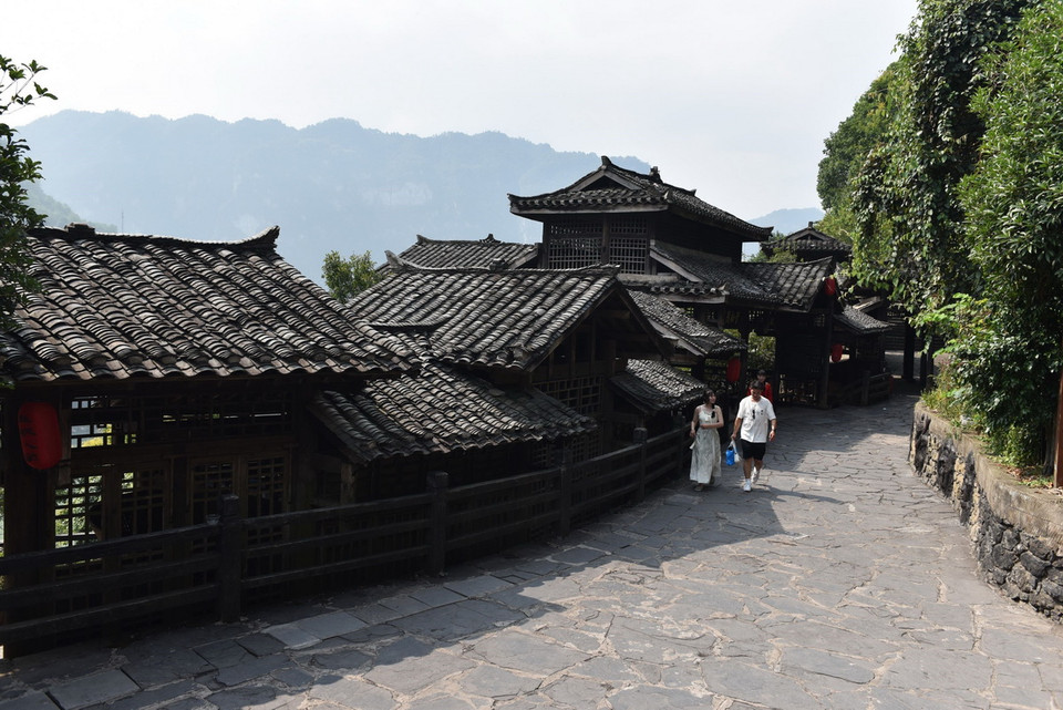 Các công trình kiến trúc của người Thổ Gia được xây dựng chủ yếu bằng đá và gỗ với các nét kiến trúc đặc trưng khá thống nhất. (Ảnh: Thành Dương/TTXVN)