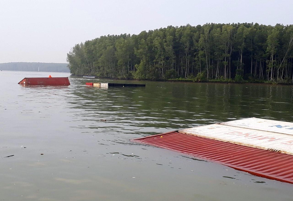 Nhiều container bị rơi xuống sông Lòng Tàu. (Ảnh: TTXVN phát)