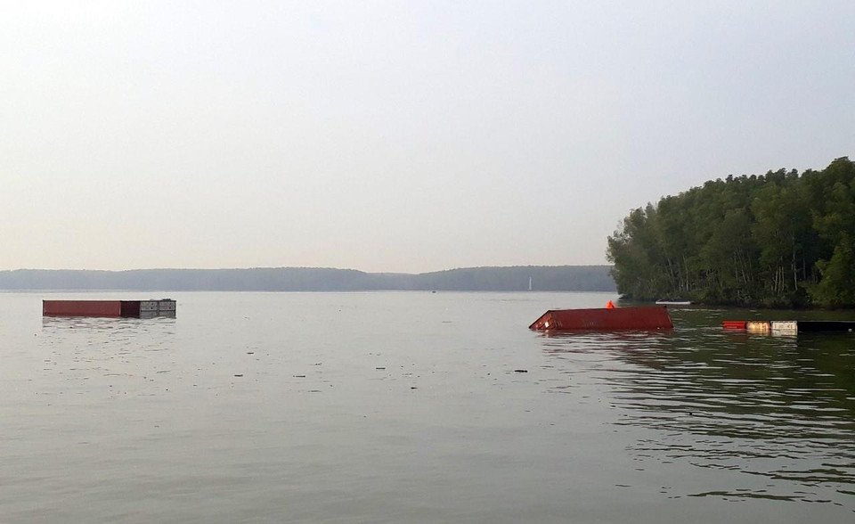 Kiểm tra ban đầu không có dấu hiệu tràn dầu trên sông Lòng Tàu. (Ảnh: TTXVN phát)