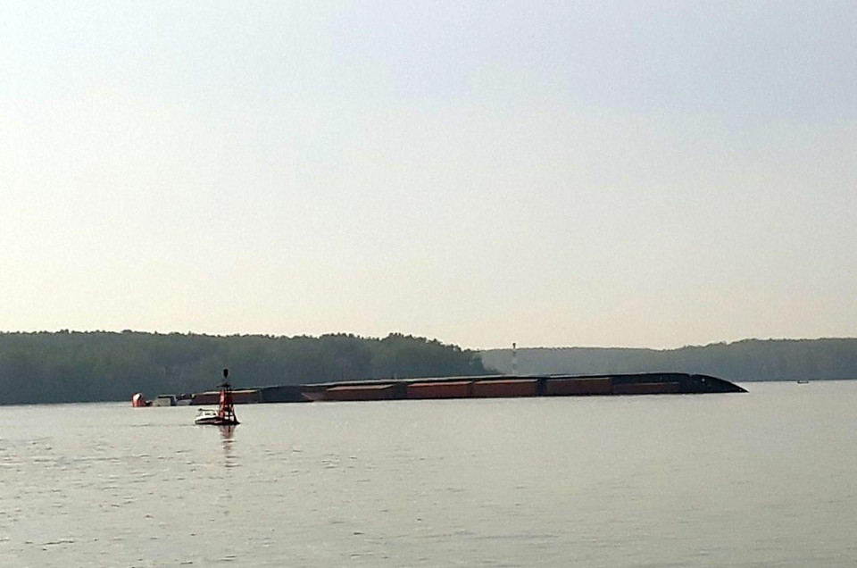 Tàu VIETSUN INTEGRITY tải trọng 8.000 tấn, chở theo khoảng 290 container bị chìm trên sông Lòng Tàu. (Ảnh: TTXVN phát)