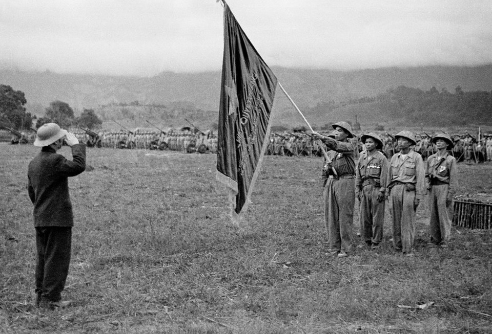  Đại tướng Võ Nguyên Giáp trao cờ “Quyết chiến, Quyết thắng” của Chủ tịch Hồ Chí Minh tặng các đơn vị lập công trong Chiến thắng Điện Biên Phủ. (Ảnh: Tư liệu TTXVN)