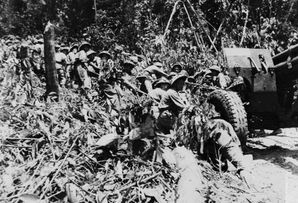  Bộ đội kéo những khẩu pháo nặng hàng chục tấn vượt núi, xuyên rừng vào chiến trường. (Ảnh: Tư liệu TTXVN)