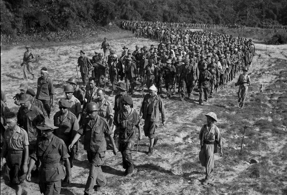 Tù binh Pháp ở Điện Biên Phủ lũ lượt ra hàng và được áp giải về tuyến sau. (Ảnh: Tư liệu TTXVN)