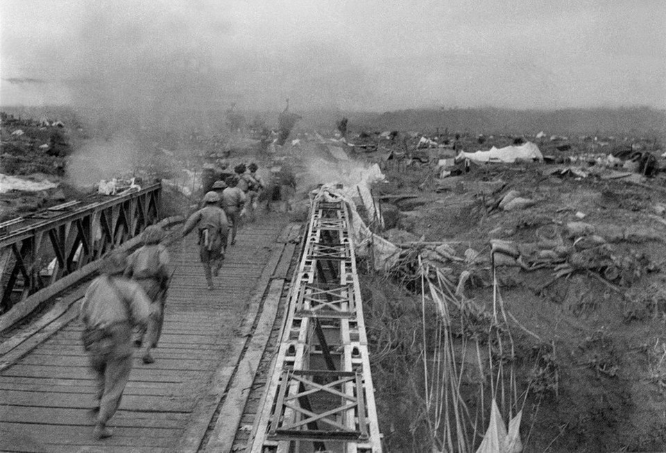 Bộ đội Việt Nam vượt qua cầu Mường Thanh, tấn công vào khu trung tâm Điện Biên Phủ. (Ảnh: Triệu Đại/TTXVN)