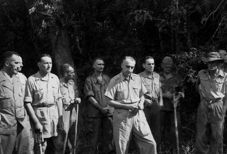 Tướng De Castries (đi đầu) cùng toàn bộ Ban Tham mưu Tập đoàn cứ điểm Điện Biên Phủ ra hàng. (Ảnh: Triệu Đại/TTXVN)