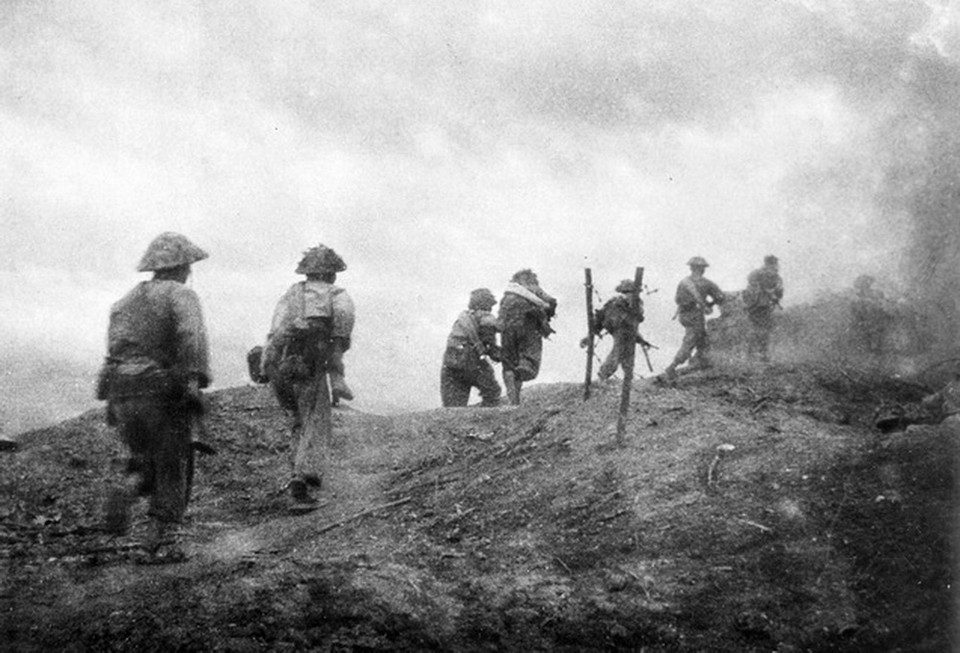 Các chiến sỹ xung kích tấn công vị trí của địch trên khu đồi C. (Ảnh: Tư liệu TTXVN)