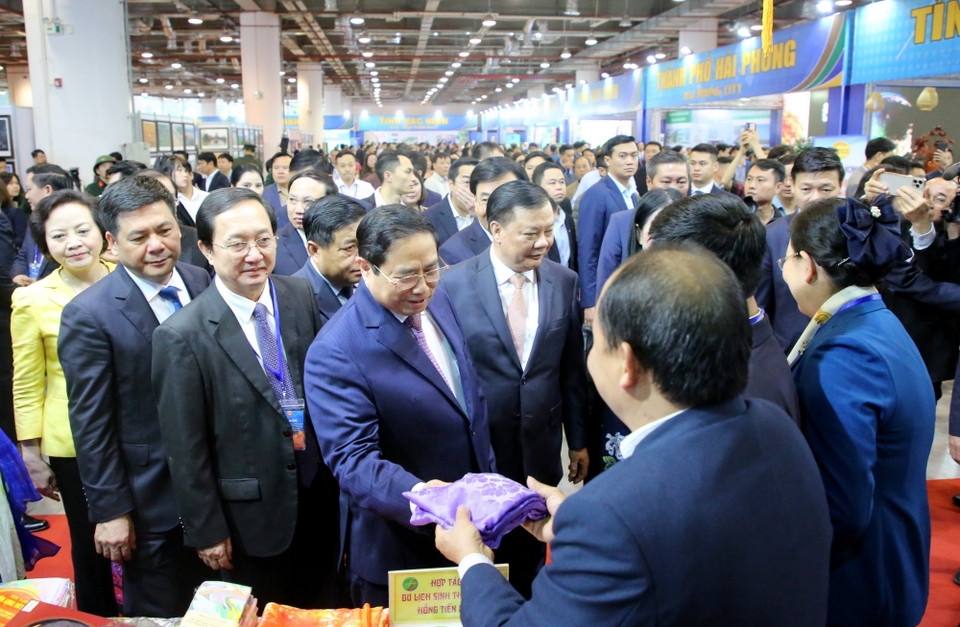 Thủ tướng Phạm Minh Chính cùng các đại biểu tham quan gian hàng của các địa phương. (Ảnh: Thanh Vân/TTXVN)