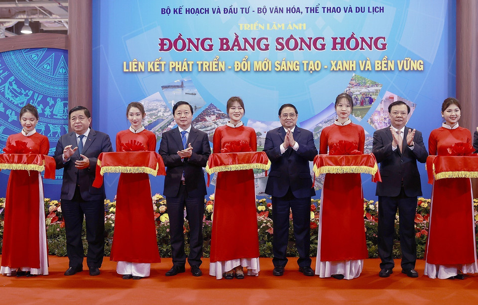 Thủ tướng Phạm Minh Chính và các đại biểu cắt băng khai mạc triển lãm ảnh Đồng bằng sông Hồng “Liên kết phát triển-Đổi mới sáng tạo-Xanh bền vững.” (Ảnh: Dương Giang/TTXVN)