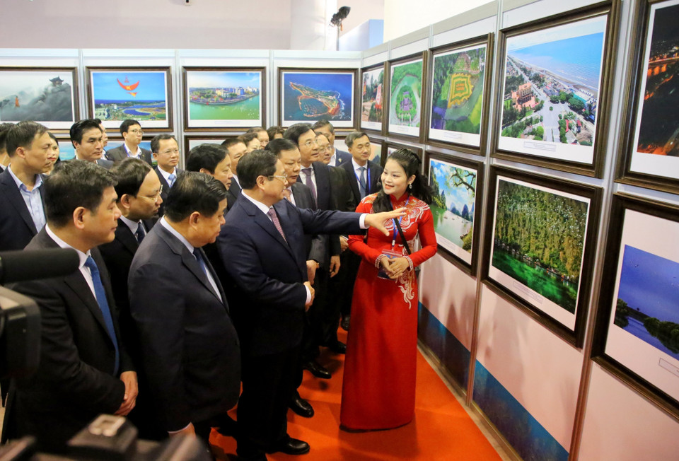 Thủ tướng Phạm Minh Chính xem triển lãm ảnh Đồng bằng sông Hồng “Liên kết phát triển-Đổi mới sáng tạo-Xanh bền vững.” (Ảnh: Dương Giang/TTXVN)