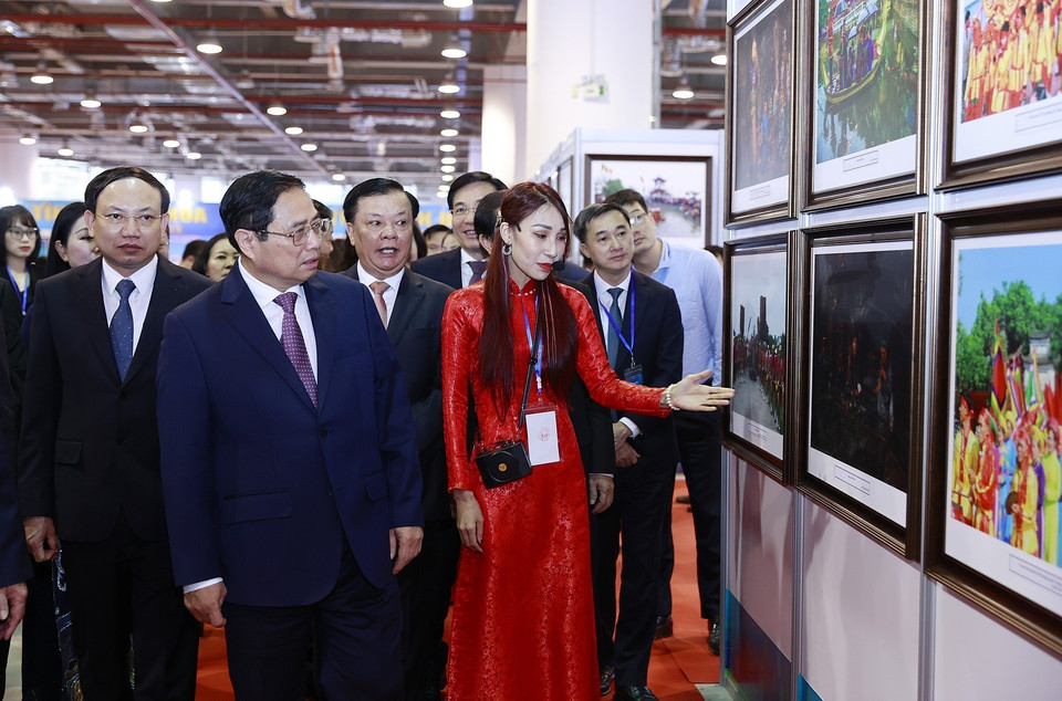 Thủ tướng Phạm Minh Chính và các đại biểu xem triển lãm ảnh Đồng bằng sông Hồng “Liên kết phát triển-Đổi mới sáng tạo-Xanh bền vững.” (Ảnh: Dương Giang/TTXVN)