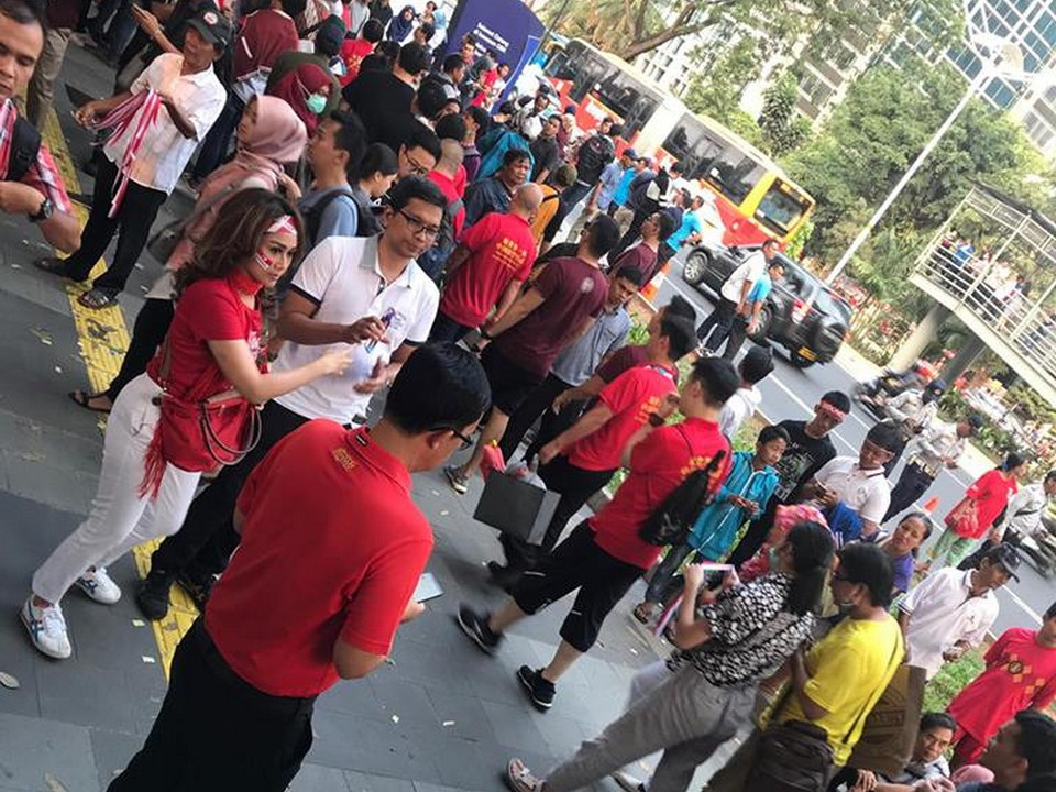 Dòng người đổ về sân vận động Bungkarno từ 15 giờ. (Ảnh: Đỗ Quyên/Vietnam+)