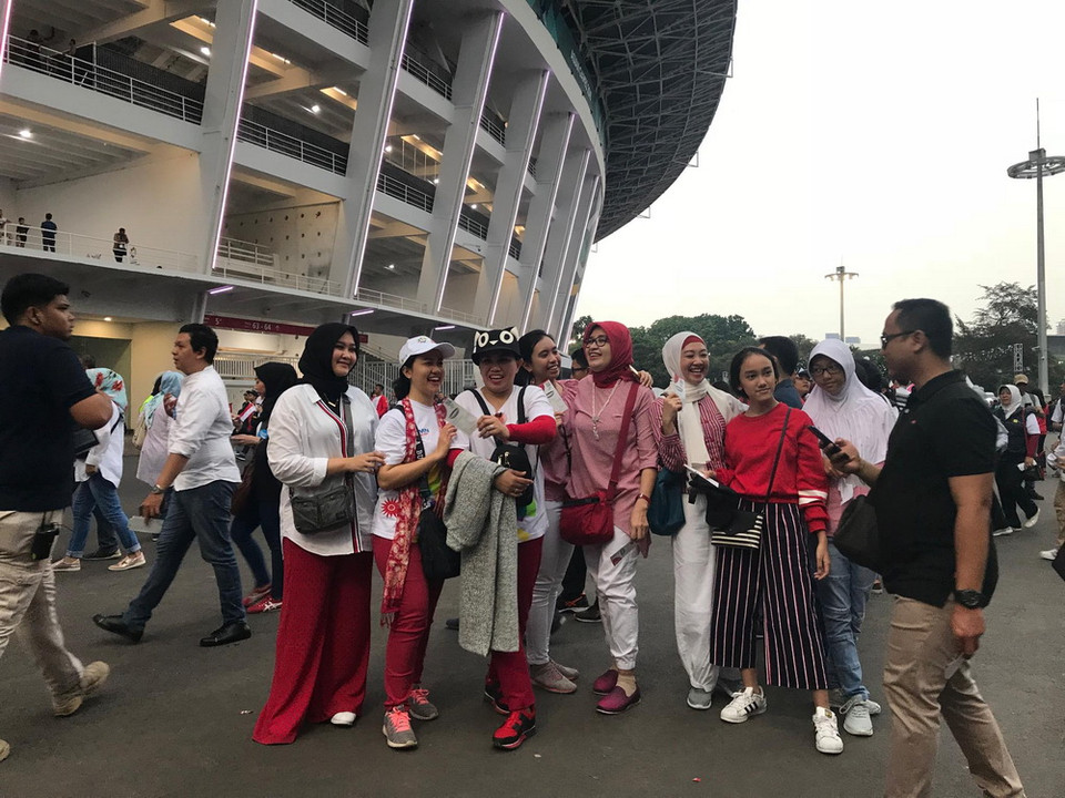 Tranh thủ chụp hình trước khi vào trong sân vận động. (Ảnh: Đỗ Quyên/Vietnam+)