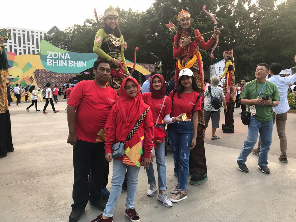 Nhiều người tranh thủ chụp hình lưu niệm trước khi vào bên trong sân vận động. (Ảnh: Đỗ Quyên/Vietnam+)