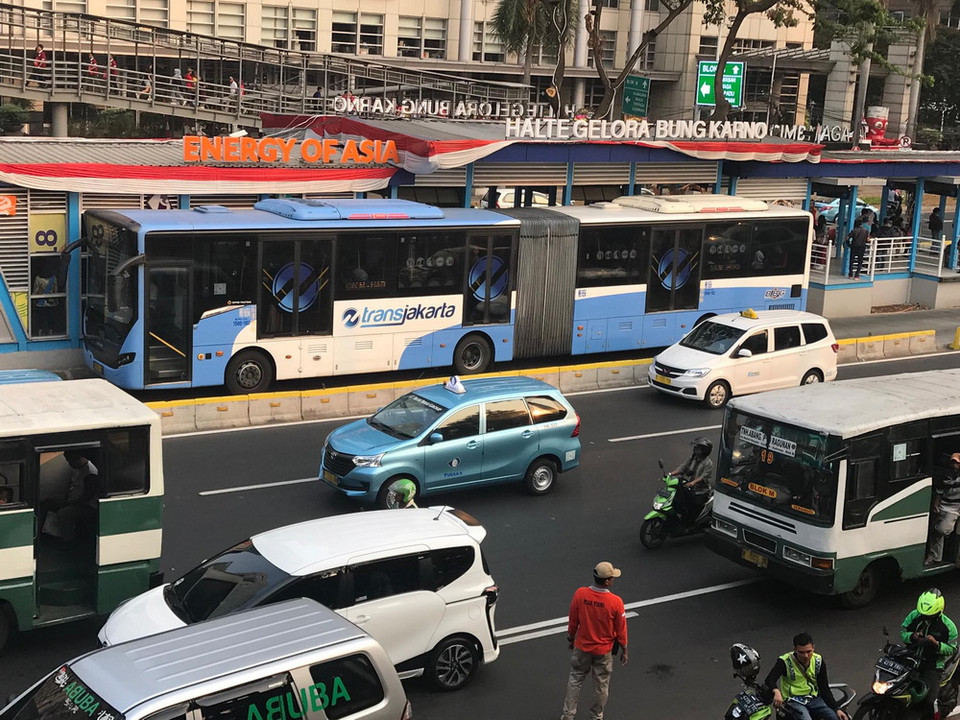 Bến xen bus trước Cổng chính của san vận động đông nghẹt người. (Ảnh: Đỗ Quyên/Vietnam+)