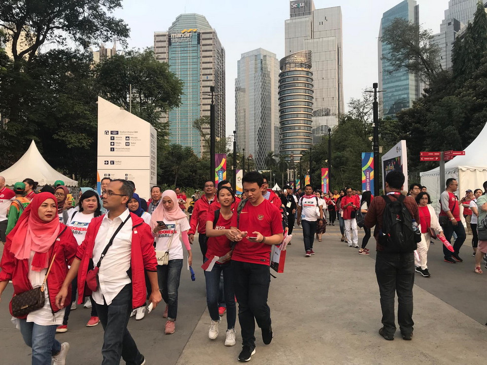 Nhiều người chọn màu áo đỏ và trắng là màu quốc kỳ của Indonesia. (Ảnh: Đỗ Quyên/Vietnam+)