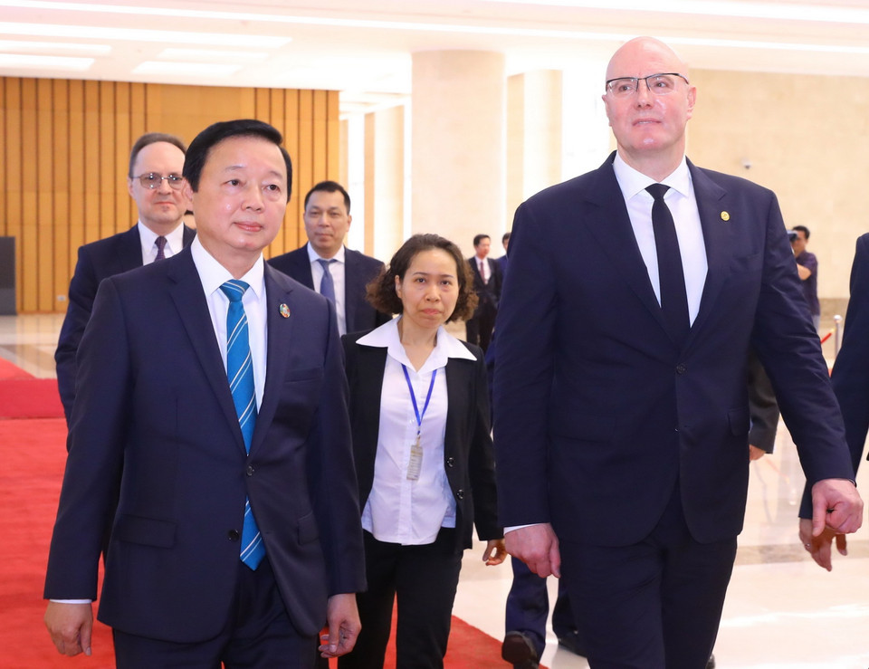 Phó Thủ tướng Trần Hồng Hà và Phó Thủ tướng Nga Dmitry Chernyshenko đến dự khóa họp. (Ảnh: Văn Điệp/TTXVN)