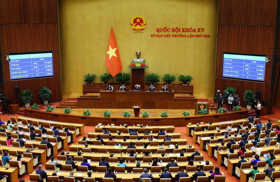 Quốc hội biểu quyết thông qua Nghị quyết bầu Tòa án Nhân dân tối cao. (Ảnh: Phạm Kiên/TTXVN)