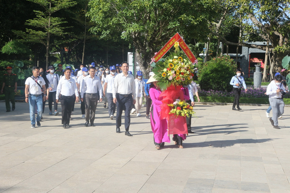  Đoàn trại Hè Việt Nam dâng hương tưởng niệm tại Khu di tích Kim Liên. (Ảnh: Bích Huệ/TTXVN)