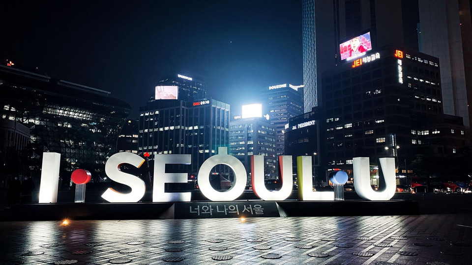 Biểu tượng của thành phố Seoul được dựng tại Quảng trường trước Tòa thị chính với khẩu hiệu Seoul của Bạn và Tôi. (Ảnh: Phạm Anh Nguyên/TTXVN)