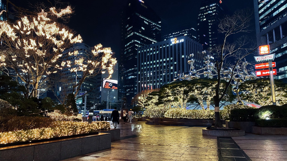 Thủ đô Seoul và vùng phụ cận (tỉnh Gyeonggi và thành phố Incheon) đã thực hiện biện pháp phòng dịch có mục tiêu kể từ 0 giờ ngày 23/12 đến 24 giờ ngày 3/1/2021. Theo đó, tất cả các cuộc tụ tập riêng tư từ 5 người trở lên đều bị cấm (các tỉnh thành phố còn lại thực hiện biện pháp tương tự từ 0 giờ ngày 24/12). (Ảnh: Phạm Anh Nguyên/TTXVN)