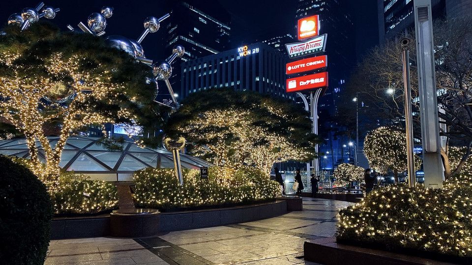 Khuôn viên phía trước Khách sạn Lotte ở trung tâm Thủ đô Seoul rực rỡ sắc màu đón Giáng sinh và chào năm mới 2021. (Ảnh: Phạm Anh Nguyên/TTXVN)