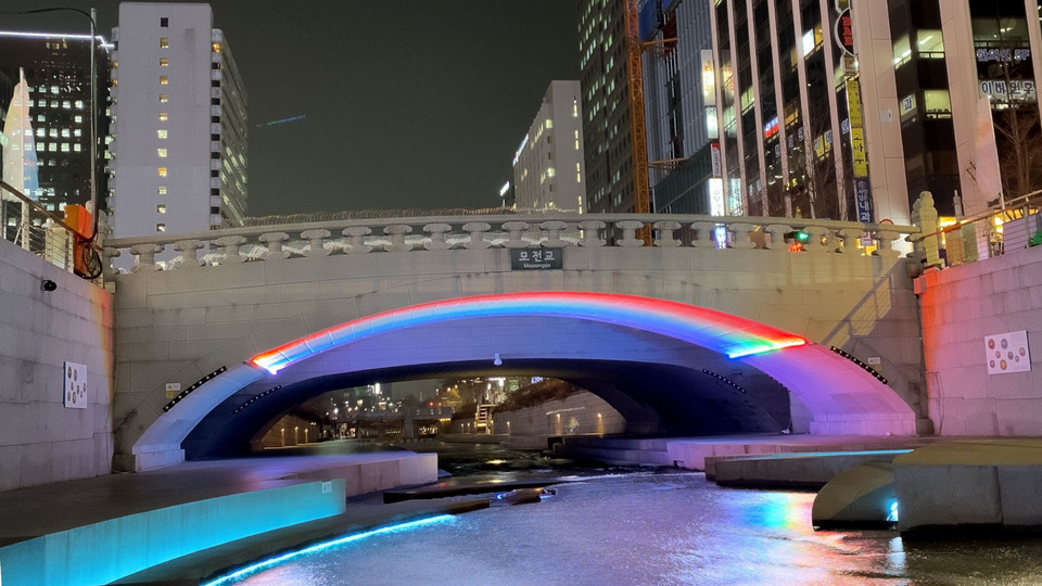 Suối Cheonggyechoen ở trung tâm Seoul vốn rất nhộn nhịp dịp lễ Giáng sinh nay vắng vẻ do dịch bệnh COVID-19. (Ảnh: Phạm Anh Nguyên/TTXVN)