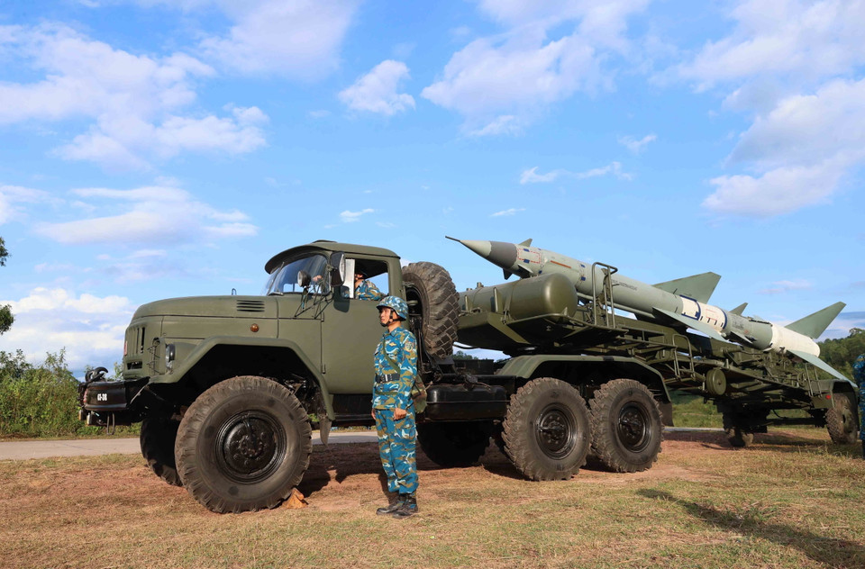 Tên lửa S-75m3 của Sư đoàn Phòng không 367 chuẩn bị lên bệ phóng trong đợt diễn tập trong năm 2024. (Ảnh: An Đăng/TTXVN)