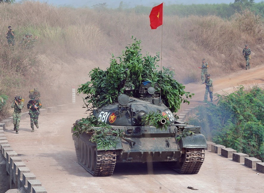 Xe tăng cùng bộ binh Binh đoàn Cửu Long huấn luyện tấn công đánh phá mục tiêu của địch. (Ảnh: Trọng Đức/TTXVN)