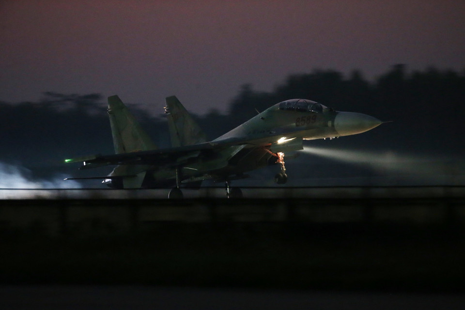 Chiến sỹ Trung đoàn 927 thuộc Sư đoàn 371, Quân chủng Phòng quân-Không quân, hoàn toàn làm chủ “Hổ mang chúa” trên bầu trời, qua đó, khẳng định năng lực, trình độ của đội ngũ cán bộ, phi công, đáp ứng tốt các yêu cầu trong công tác huấn luyện, sẵn sàng chiến đấu bảo vệ vùng trời tổ quốc. (Ảnh: Dương Giang/TTXVN)