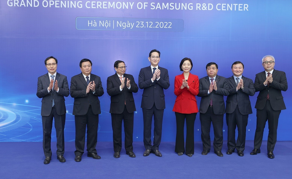 Thủ tướng Phạm Minh Chính và Chủ tịch Samsung Electronics Lee Jae-yong cùng các đại biểu tham dự buổi lễ. (Ảnh: Dương Giang/TTXVN)