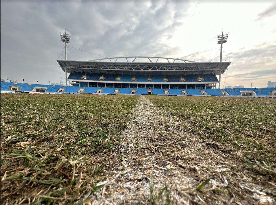 Mặt cỏ sân Mỹ Đình đang được cải tạo. (Ảnh: PV/Vietnam+)