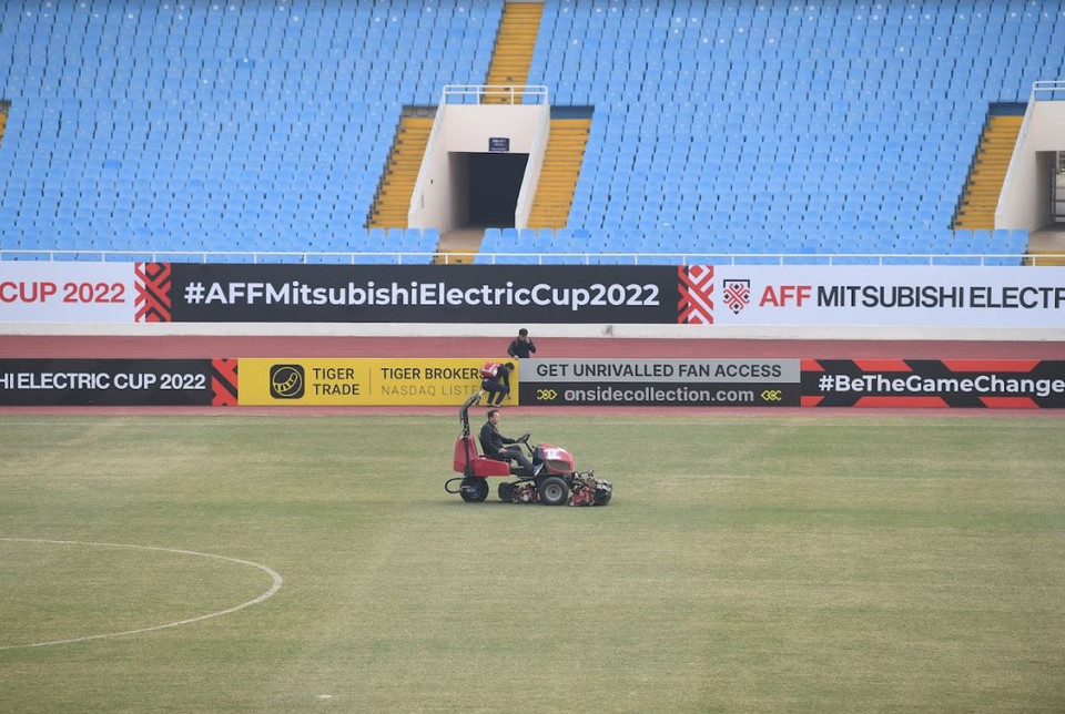 Công nhân vận hành máy cắt cỏ trên sân Mỹ Đình. (Ảnh: PV/Vietnam+)