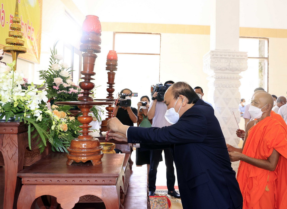 Chủ tịch nước Nguyễn Xuân Phúc dâng hương tại Học viện Phật giáo Nam tông Khmer. (Ảnh: Thống Nhất/TTXVN)