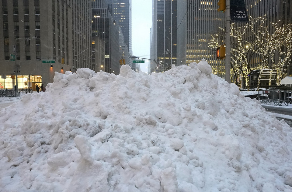 Sáng 17/12, tuyết đã phủ dày khoảng 10 inches (tương đương hơn 25cm) ở nhiều nơi tại trung tâm thành phố New York. (Ảnh: AFP/TTXVN)